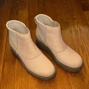 Women's UGGs NWT Neutral Beige Chelsea Platform Boots